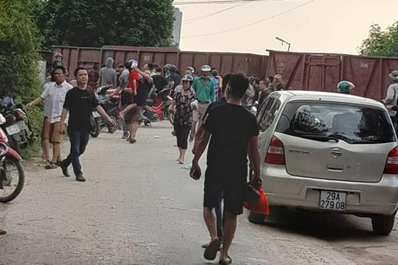 Hà Nội: Tàu hỏa đâm trúng xe khách 45 chỗ chở học sinh ảnh 1