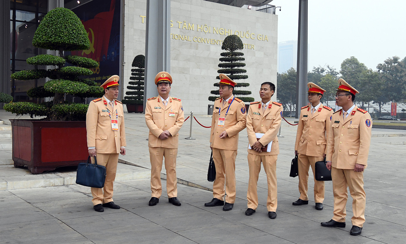 Cục CSGT kiểm định, gắn biển tạm thời cho hơn 100 xe phục vụ Đại hội XIII ảnh 12