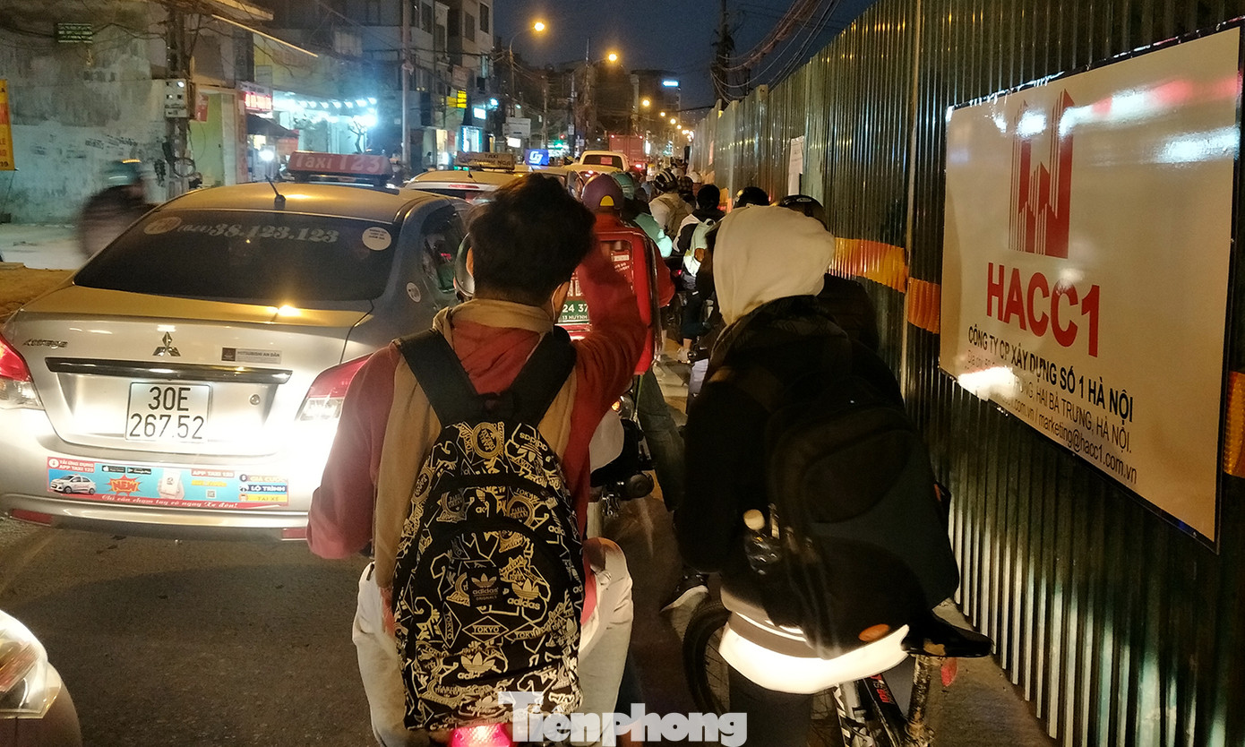 Người dân vất vả luồn lách vượt qua 'đại công trường' đường Vành đai 2 ảnh 15