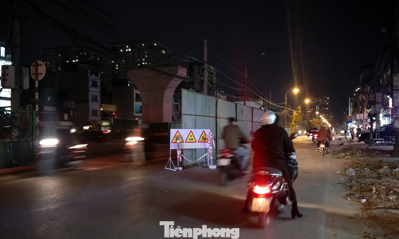 Người dân vất vả luồn lách vượt qua 'đại công trường' đường Vành đai 2 ảnh 14