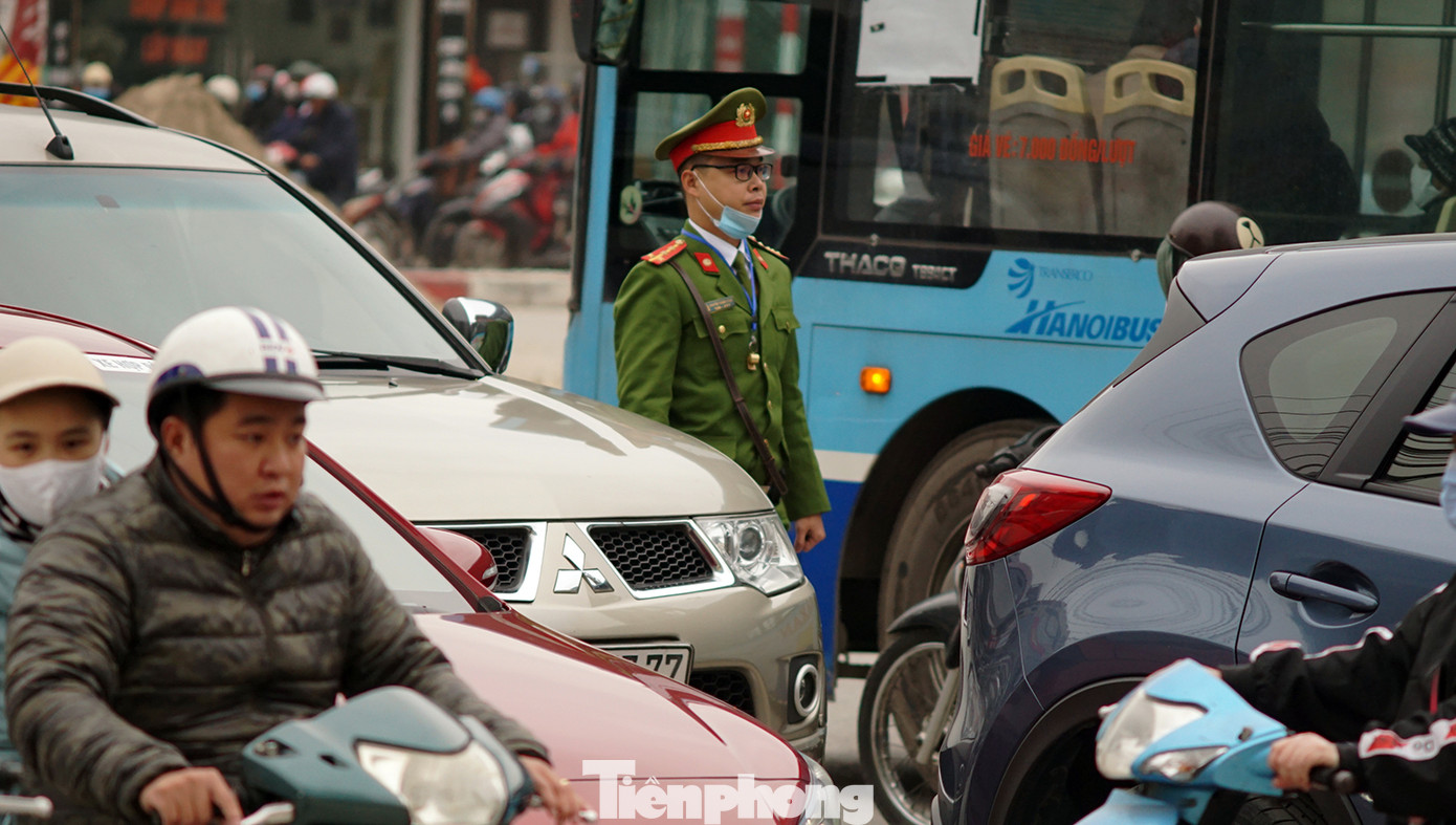 Người dân vất vả luồn lách vượt qua 'đại công trường' đường Vành đai 2 ảnh 11