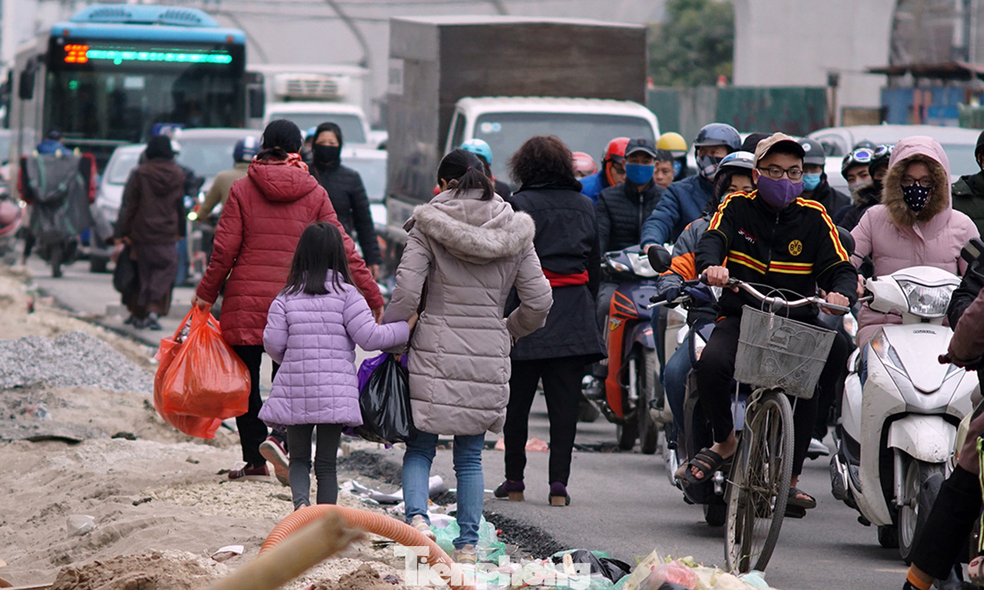 Người dân vất vả luồn lách vượt qua 'đại công trường' đường Vành đai 2 ảnh 12