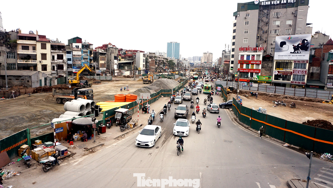 Người dân vất vả luồn lách vượt qua 'đại công trường' đường Vành đai 2 ảnh 16