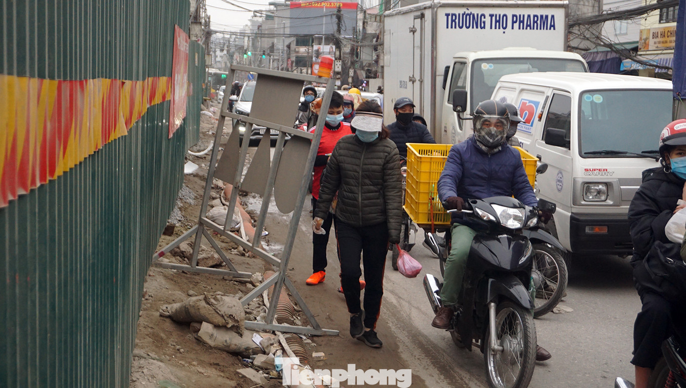 Người dân vất vả luồn lách vượt qua 'đại công trường' đường Vành đai 2 ảnh 13