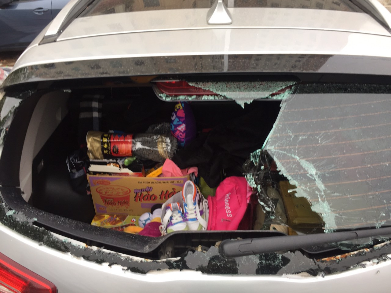 Công an điều tra vụ xe ô tô bị đập vỡ kính vì nghi không gửi vào bãi ảnh 1