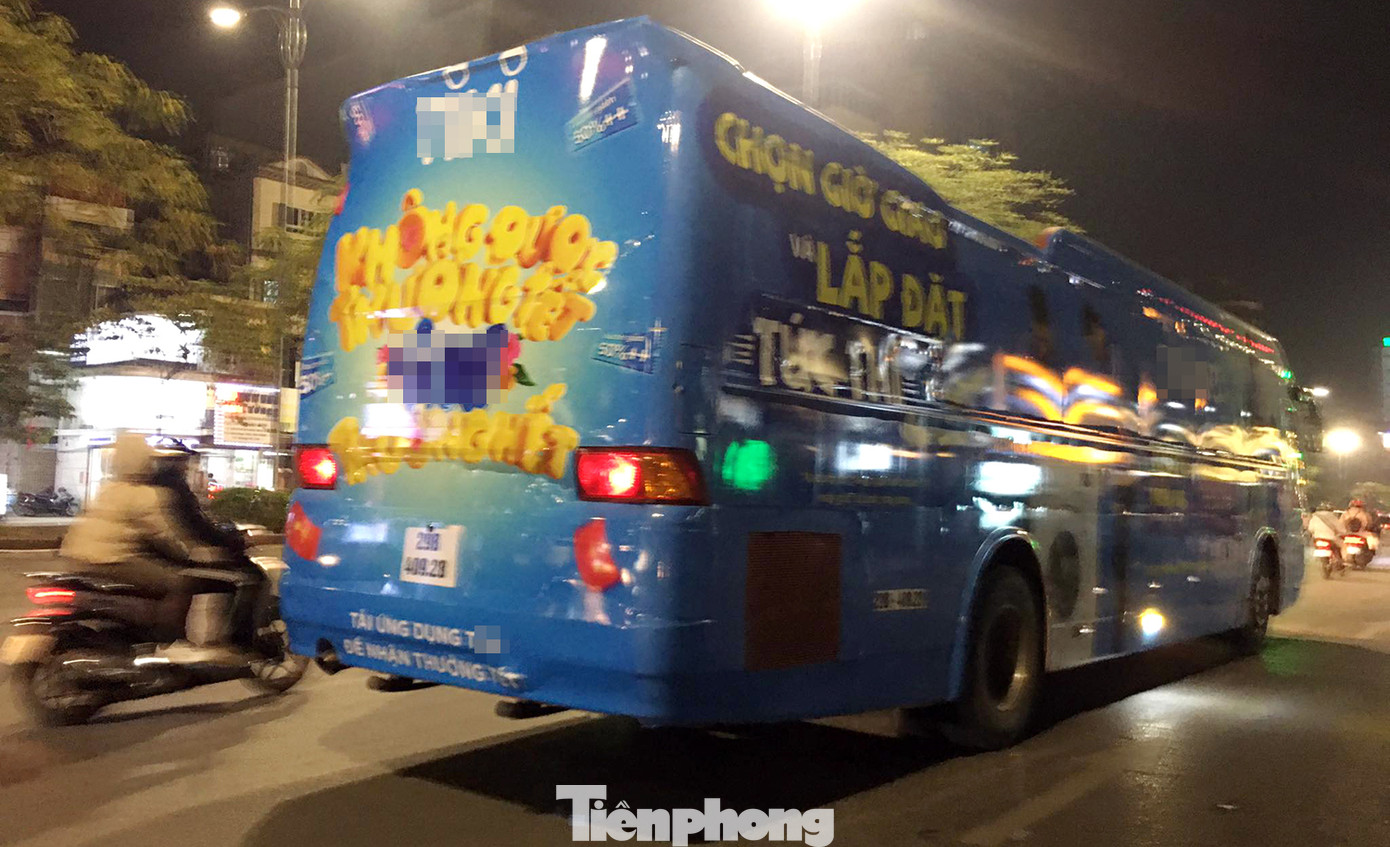 Ô tô 45 chỗ vẫn ngang nhiên dán decal quảng cáo kín xe diễu phố Hà Nội ảnh 1