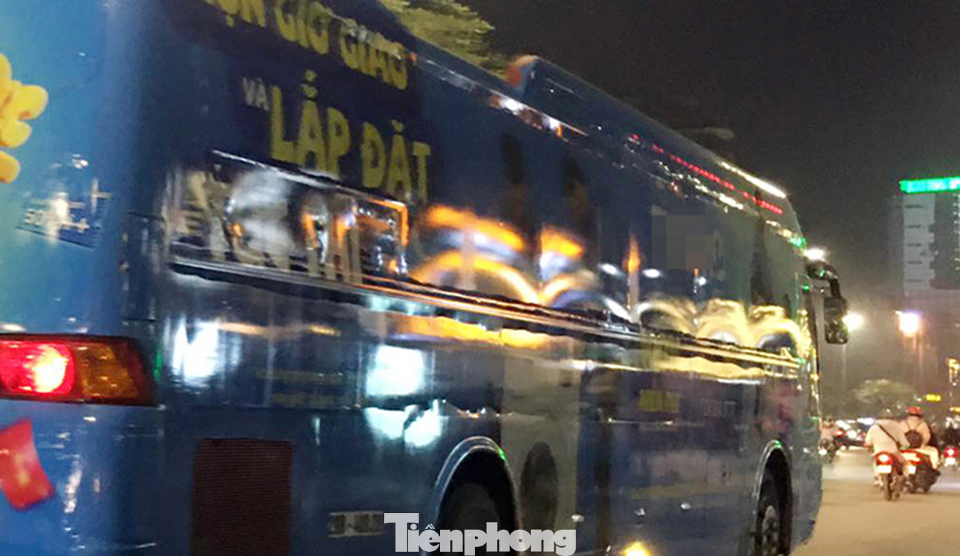 Ô tô 45 chỗ vẫn ngang nhiên dán decal quảng cáo kín xe diễu phố Hà Nội ảnh 2