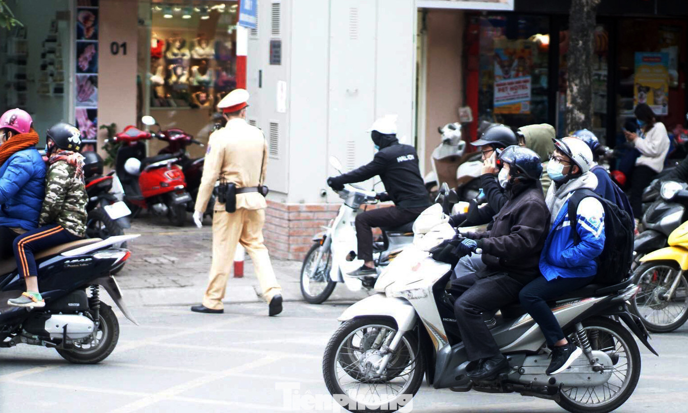 Đo nồng độ cồn sau nhiều tiếng uống 2 cốc bia, lái xe ôm ‘khóc ròng’ khi nộp phạt ảnh 6