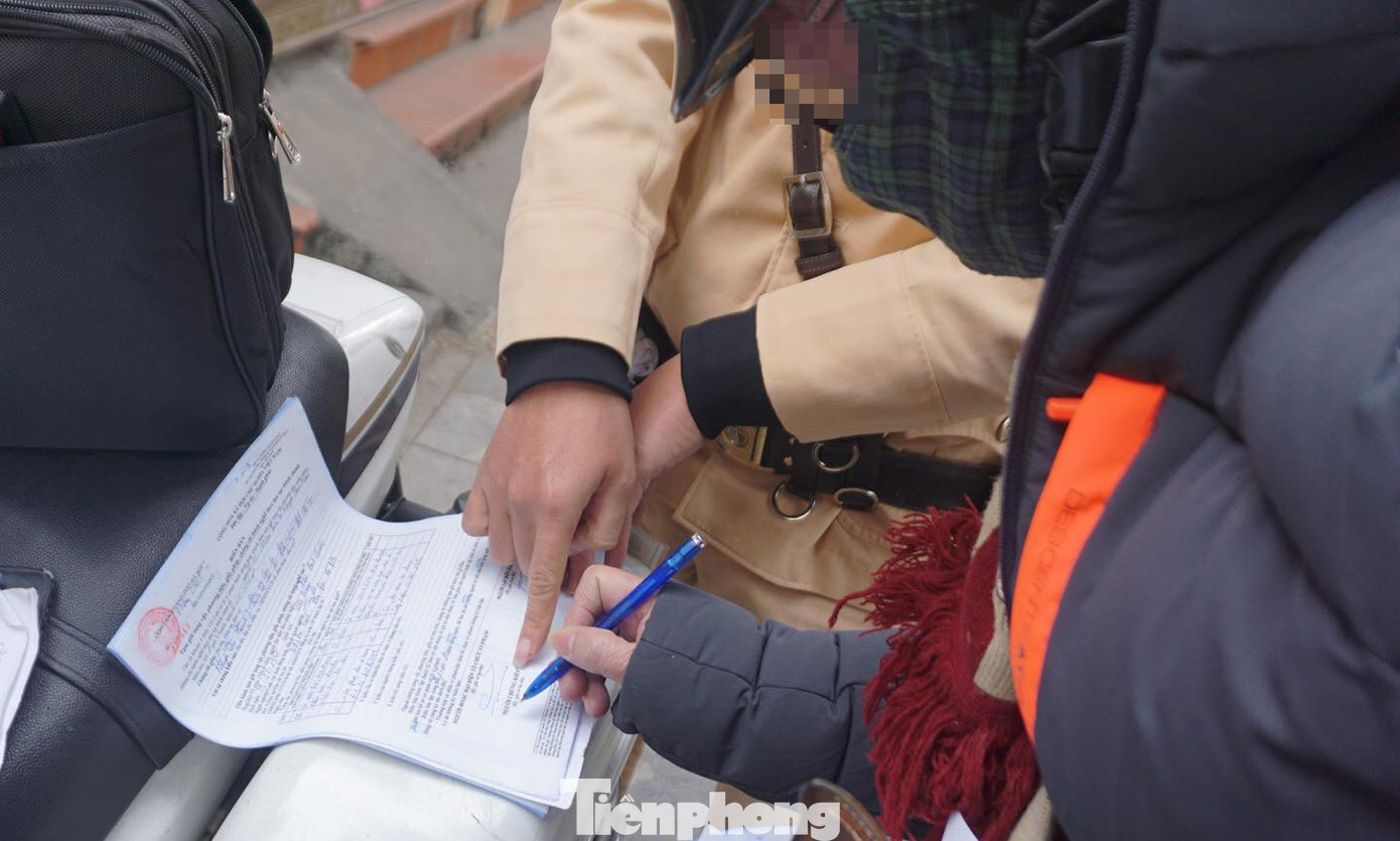 Đo nồng độ cồn sau nhiều tiếng uống 2 cốc bia, lái xe ôm ‘khóc ròng’ khi nộp phạt ảnh 1