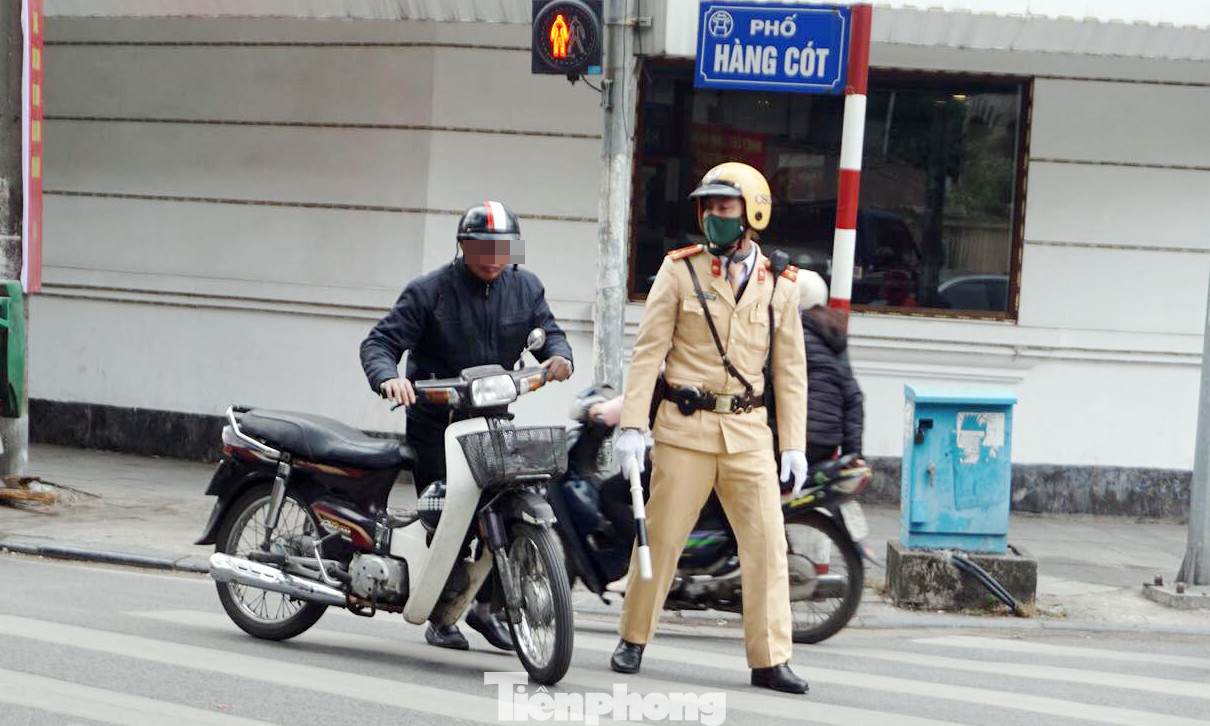 Đo nồng độ cồn sau nhiều tiếng uống 2 cốc bia, lái xe ôm ‘khóc ròng’ khi nộp phạt ảnh 3