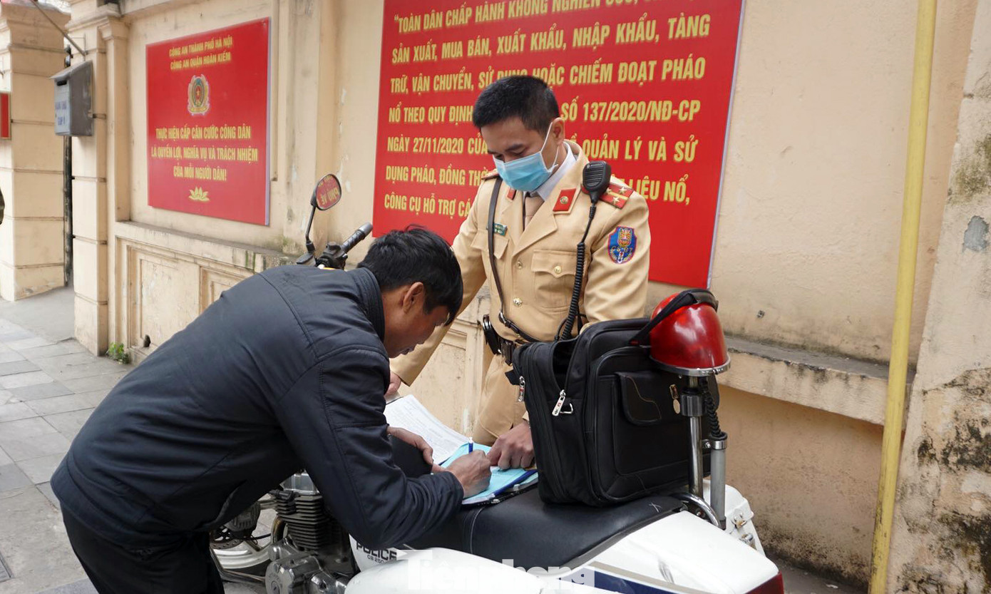 Đo nồng độ cồn sau nhiều tiếng uống 2 cốc bia, lái xe ôm ‘khóc ròng’ khi nộp phạt ảnh 2