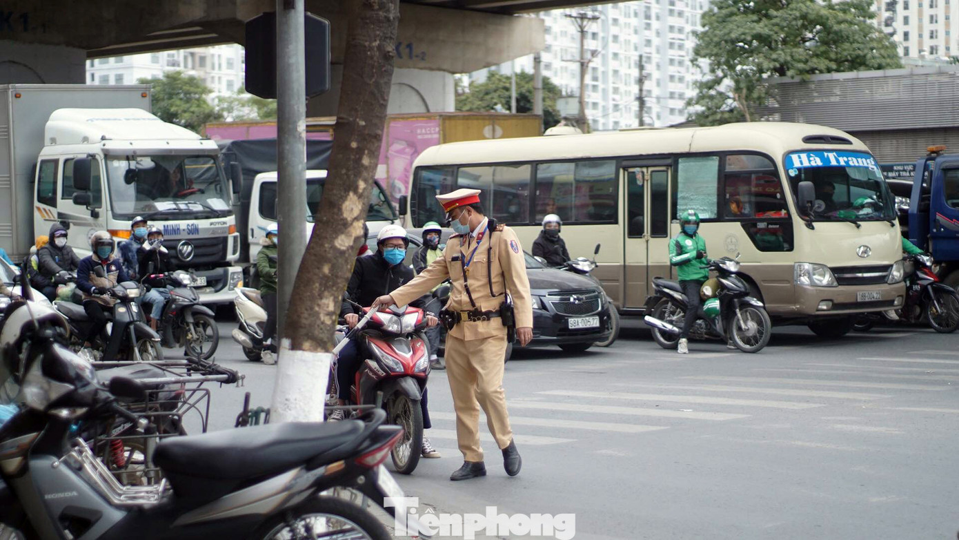 Đo nồng độ cồn sau nhiều tiếng uống 2 cốc bia, lái xe ôm ‘khóc ròng’ khi nộp phạt ảnh 5