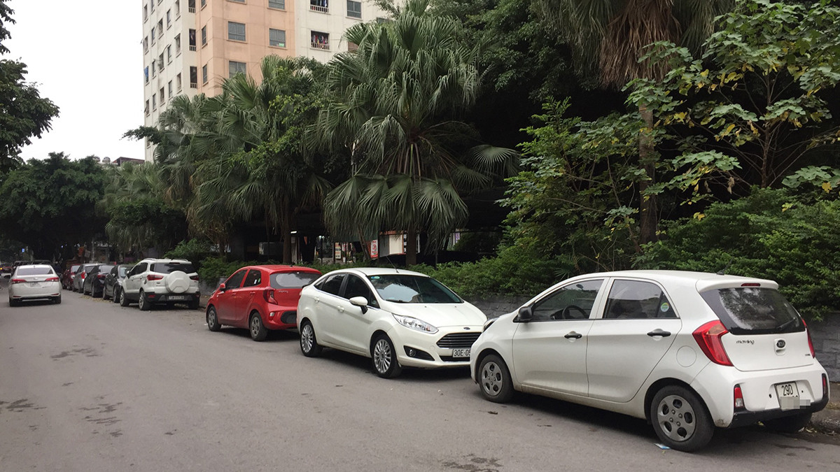 Công an điều tra vụ xe ô tô bị đập vỡ kính vì nghi không gửi vào bãi ảnh 3