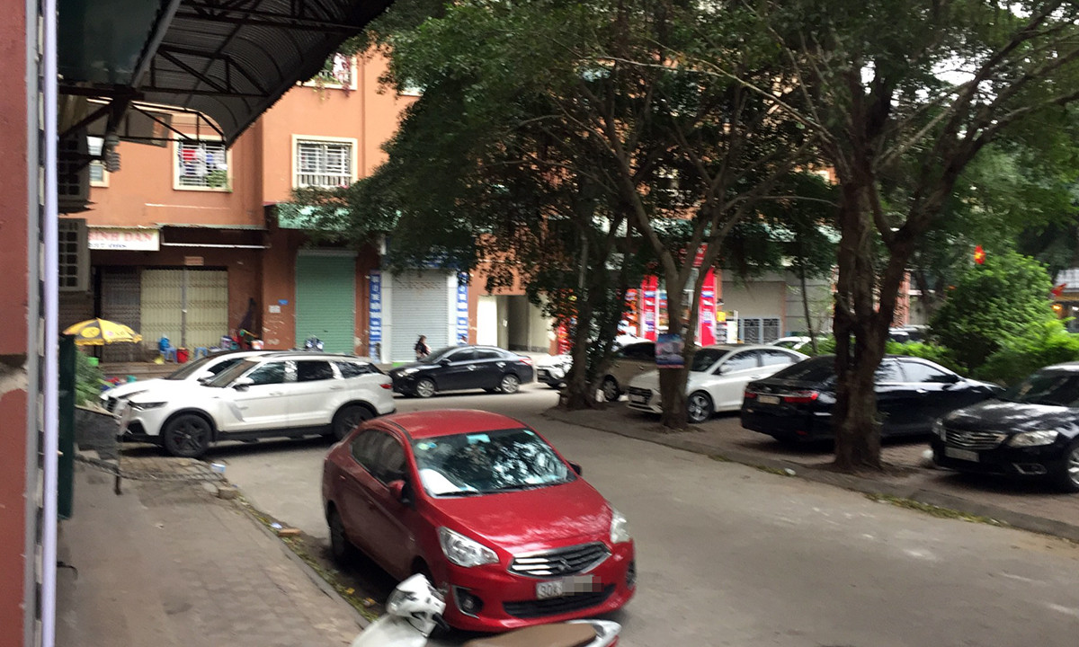 Công an điều tra vụ xe ô tô bị đập vỡ kính vì nghi không gửi vào bãi ảnh 2