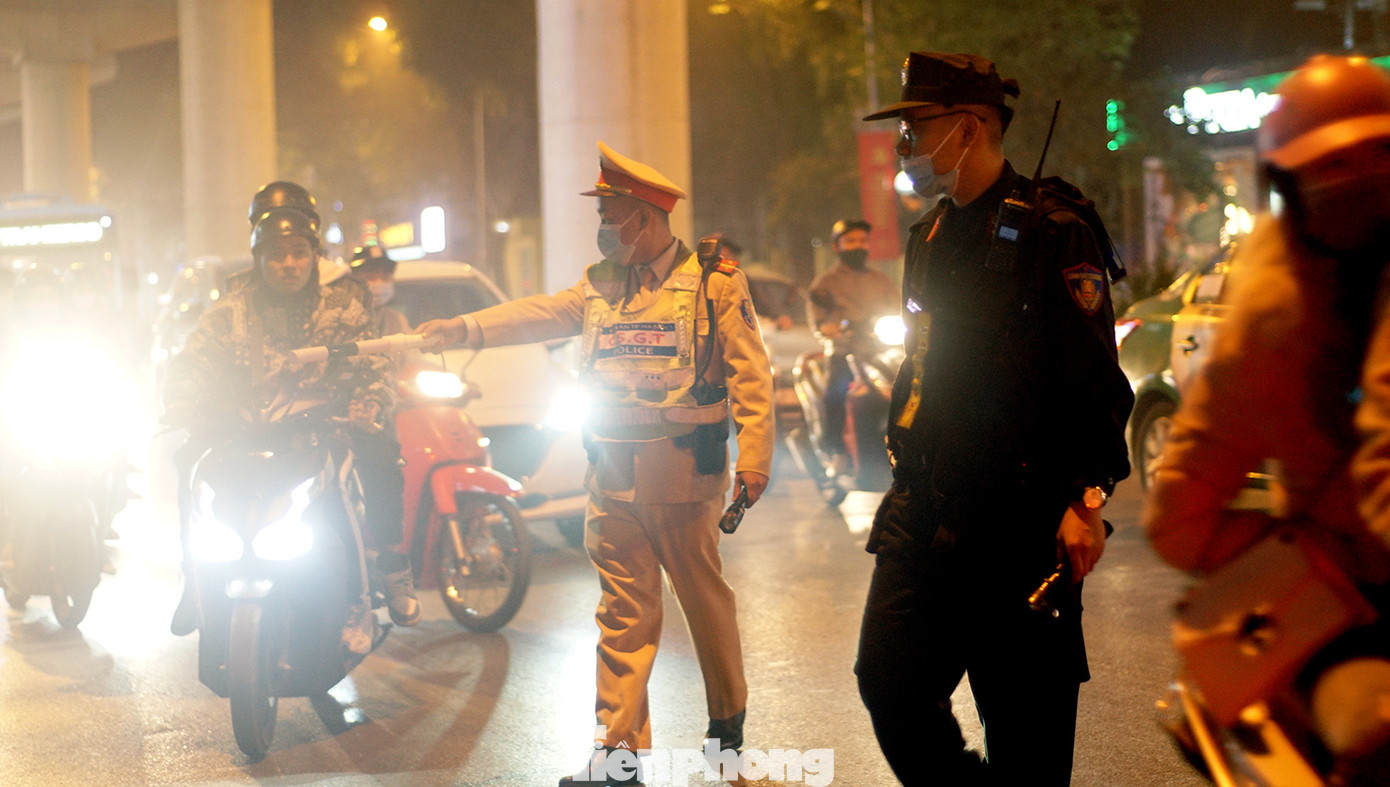 Vi phạm nồng độ cồn ở mức 'khủng', người đàn ông ngậm ngùi... bắt taxi về ảnh 4