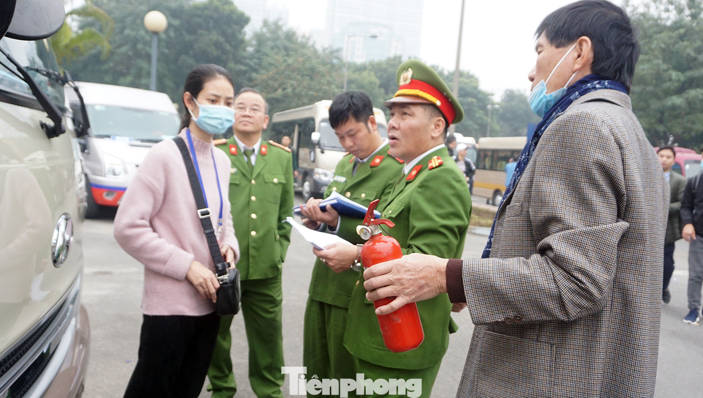 Cục CSGT kiểm định, gắn biển tạm thời cho hơn 100 xe phục vụ Đại hội XIII ảnh 9