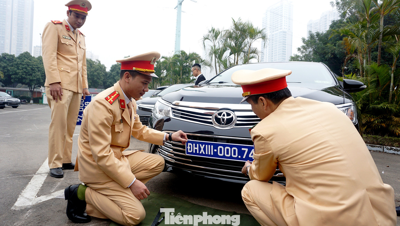 Cục CSGT kiểm định, gắn biển tạm thời cho hơn 100 xe phục vụ Đại hội XIII ảnh 10