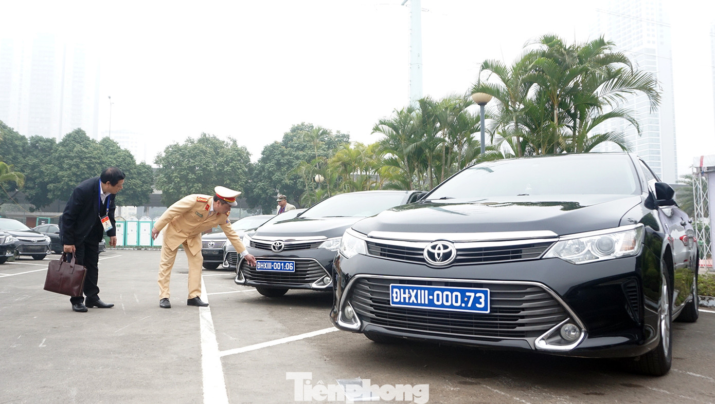 Cục CSGT kiểm định, gắn biển tạm thời cho hơn 100 xe phục vụ Đại hội XIII ảnh 13