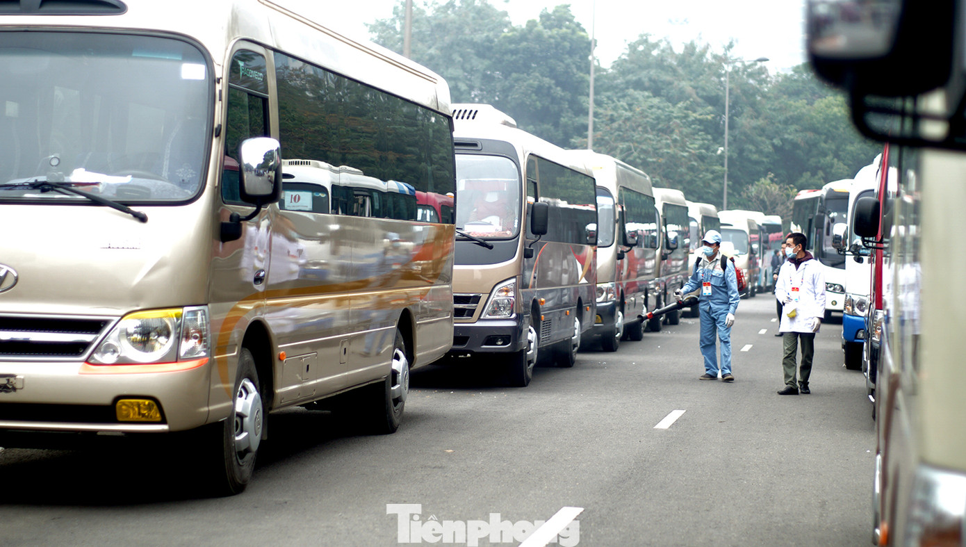 Cục CSGT kiểm định, gắn biển tạm thời cho hơn 100 xe phục vụ Đại hội XIII ảnh 15