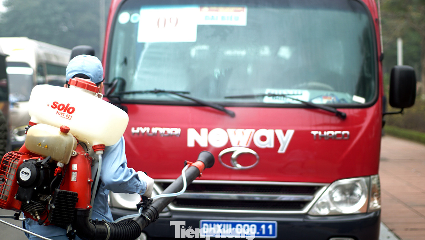 Cục CSGT kiểm định, gắn biển tạm thời cho hơn 100 xe phục vụ Đại hội XIII ảnh 14