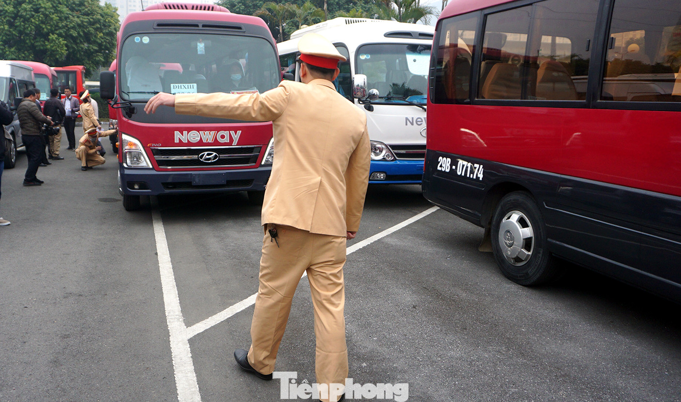 Cục CSGT kiểm định, gắn biển tạm thời cho hơn 100 xe phục vụ Đại hội XIII ảnh 8