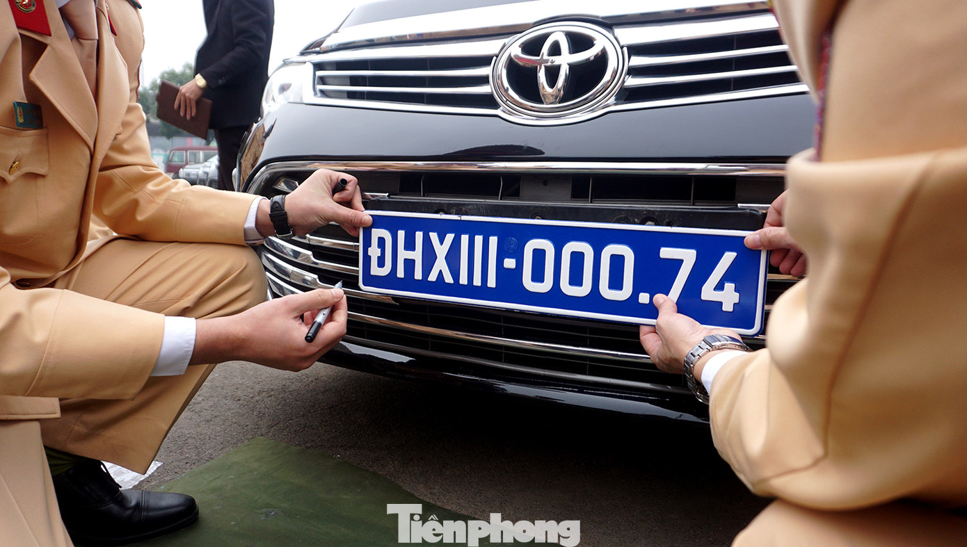 Cục CSGT kiểm định, gắn biển tạm thời cho hơn 100 xe phục vụ Đại hội XIII ảnh 11