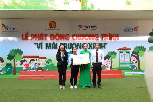  Thu gom rác thải, tích học bổng cho học sinh nghèo ảnh 2