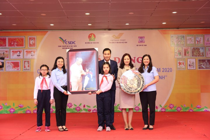 Phát động sưu tập tem 'Cháu ngoan Bác Hồ mừng Đảng quang vinh' ảnh 1