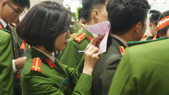 Hàng ngàn chiến sĩ công an xếp hàng hiến máu 'Chủ nhật Đỏ' ảnh 4