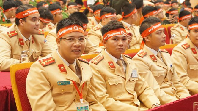 Hàng ngàn chiến sĩ công an xếp hàng hiến máu 'Chủ nhật Đỏ' ảnh 10