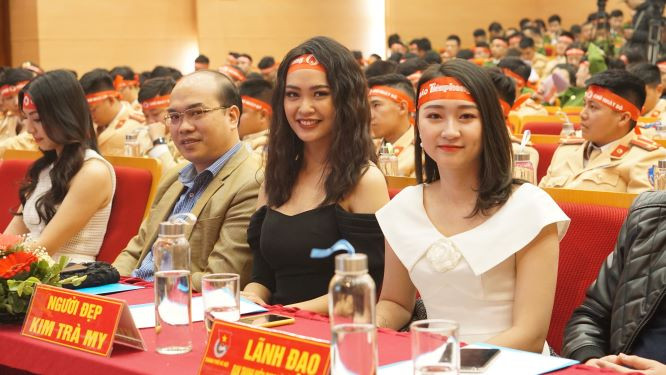 Hàng ngàn chiến sĩ công an xếp hàng hiến máu 'Chủ nhật Đỏ' ảnh 7