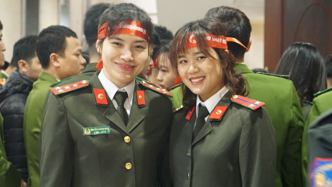 Vợ chồng chiến sĩ công an cùng đi hiến máu ảnh 2