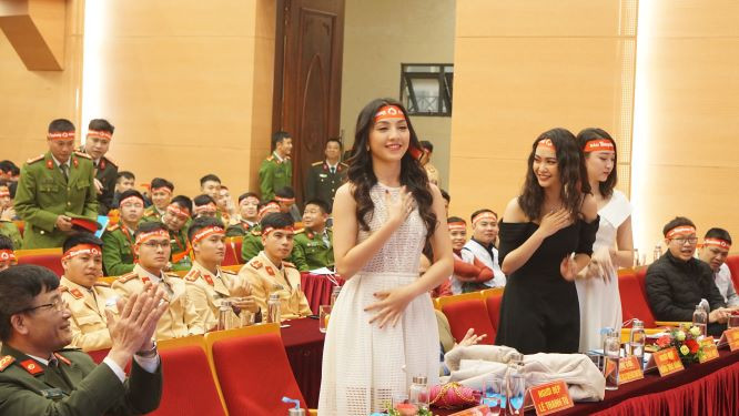 Hàng ngàn chiến sĩ công an xếp hàng hiến máu 'Chủ nhật Đỏ' ảnh 1