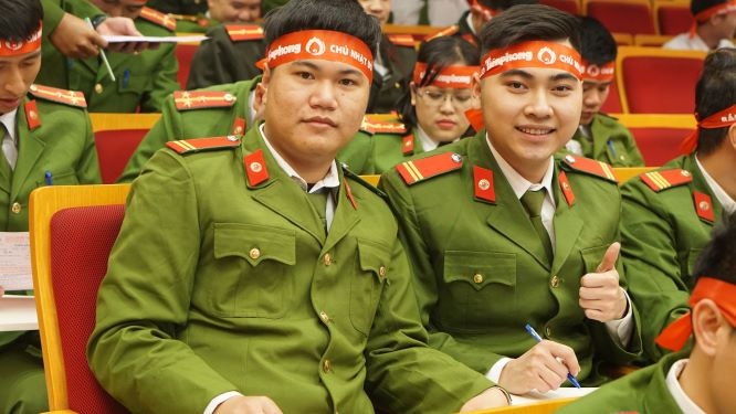 Hàng ngàn chiến sĩ công an xếp hàng hiến máu 'Chủ nhật Đỏ' ảnh 11