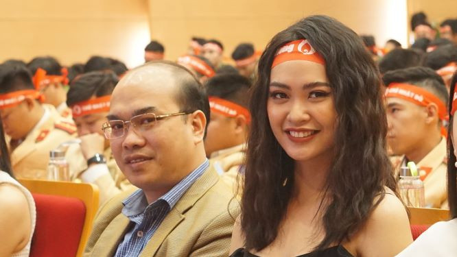 Hàng ngàn chiến sĩ công an xếp hàng hiến máu 'Chủ nhật Đỏ' ảnh 8