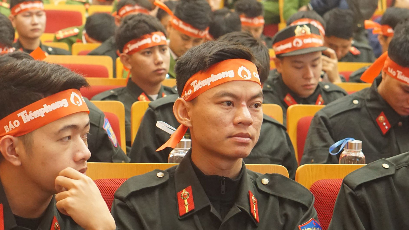 Hàng ngàn chiến sĩ công an xếp hàng hiến máu 'Chủ nhật Đỏ' ảnh 5