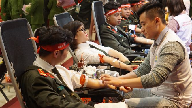 Hàng ngàn chiến sĩ công an xếp hàng hiến máu 'Chủ nhật Đỏ' ảnh 13