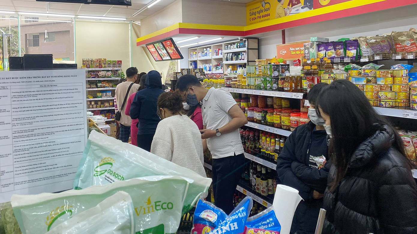 Đầu giờ sáng siêu thị đã đông nghịt người chen chân mua sắm ảnh 9