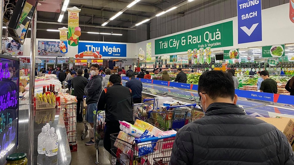 Đầu giờ sáng siêu thị đã đông nghịt người chen chân mua sắm ảnh 8