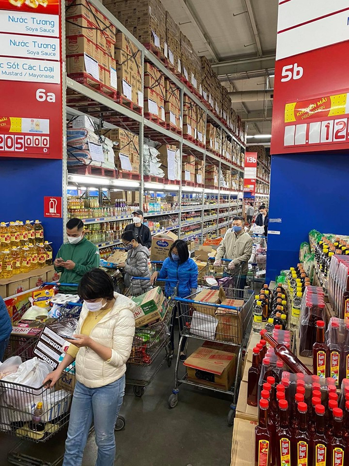 Đầu giờ sáng siêu thị đã đông nghịt người chen chân mua sắm ảnh 6