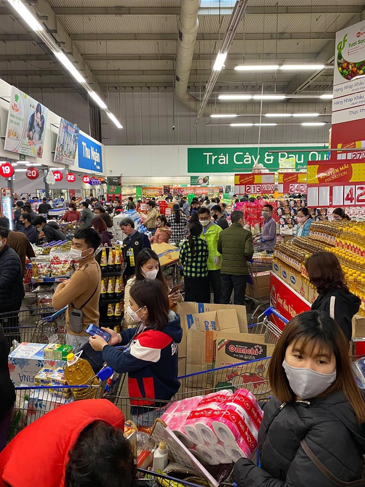 Đầu giờ sáng siêu thị đã đông nghịt người chen chân mua sắm ảnh 5