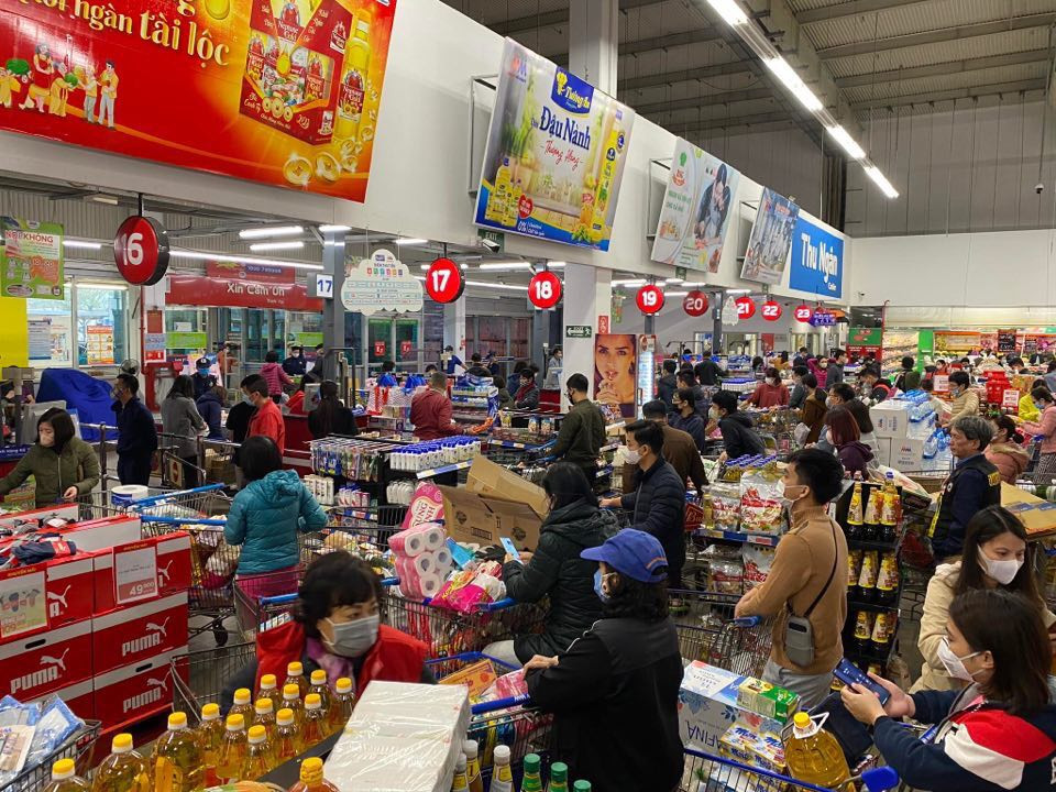 Đầu giờ sáng siêu thị đã đông nghịt người chen chân mua sắm ảnh 3