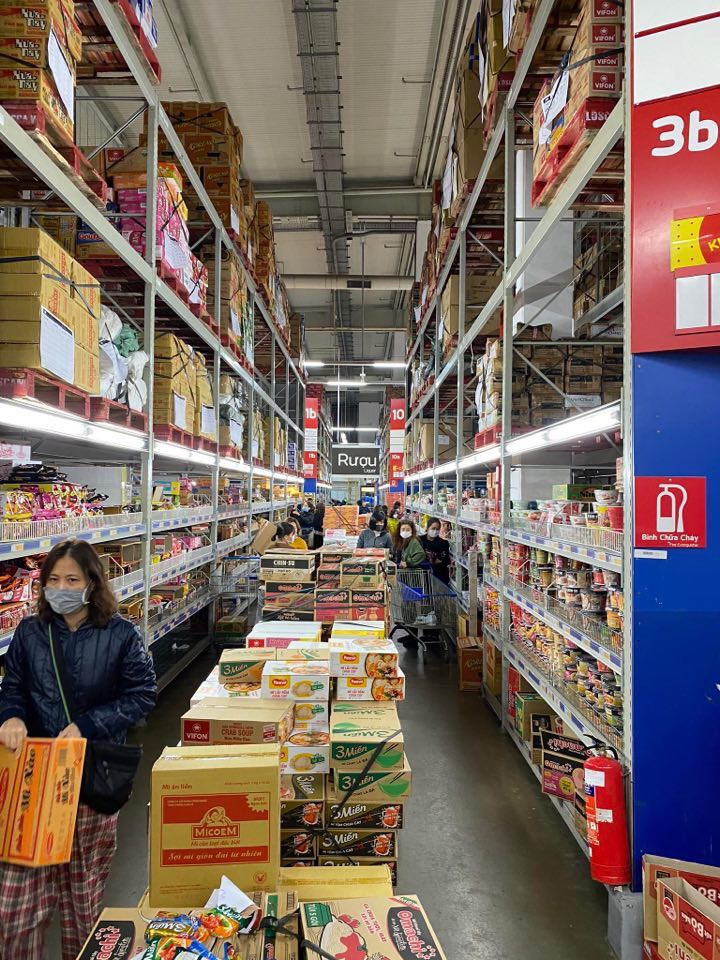 Đầu giờ sáng siêu thị đã đông nghịt người chen chân mua sắm ảnh 4