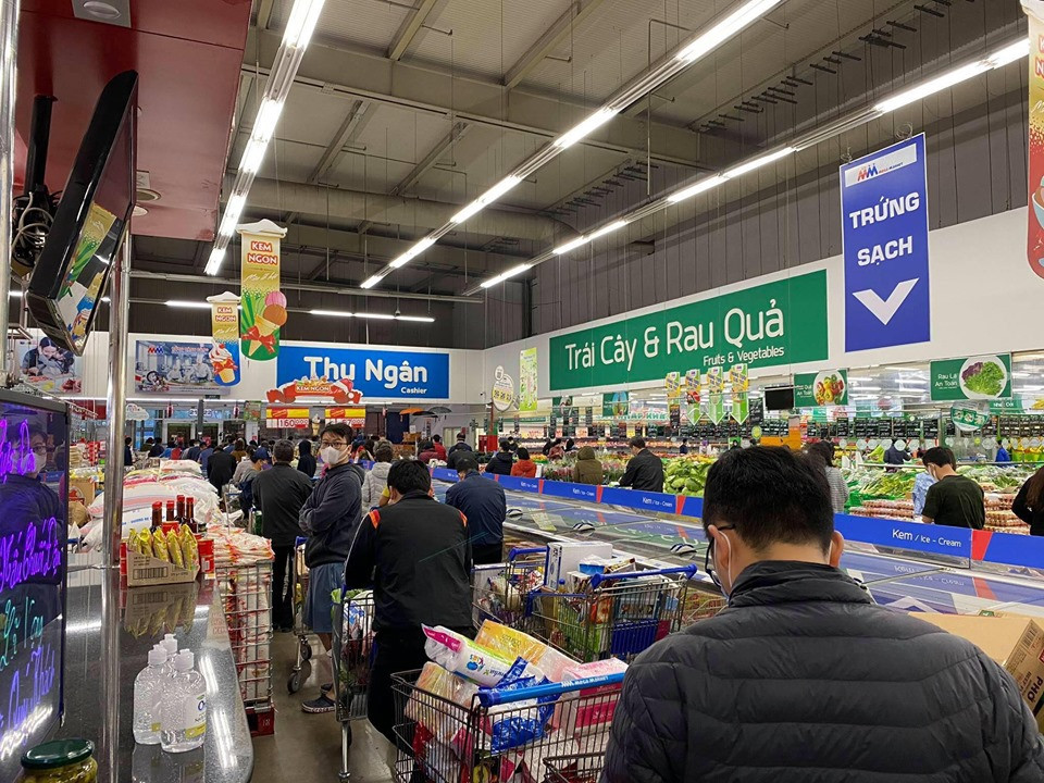 Đầu giờ sáng siêu thị đã đông nghịt người chen chân mua sắm ảnh 1