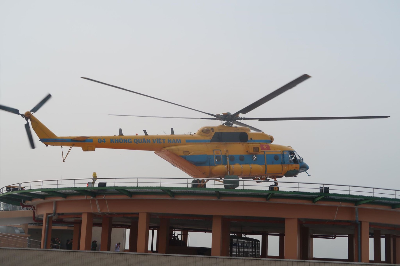 Lần đầu tiên trực thăng đáp xuống nóc bệnh viện Quân Y 175 ảnh 2