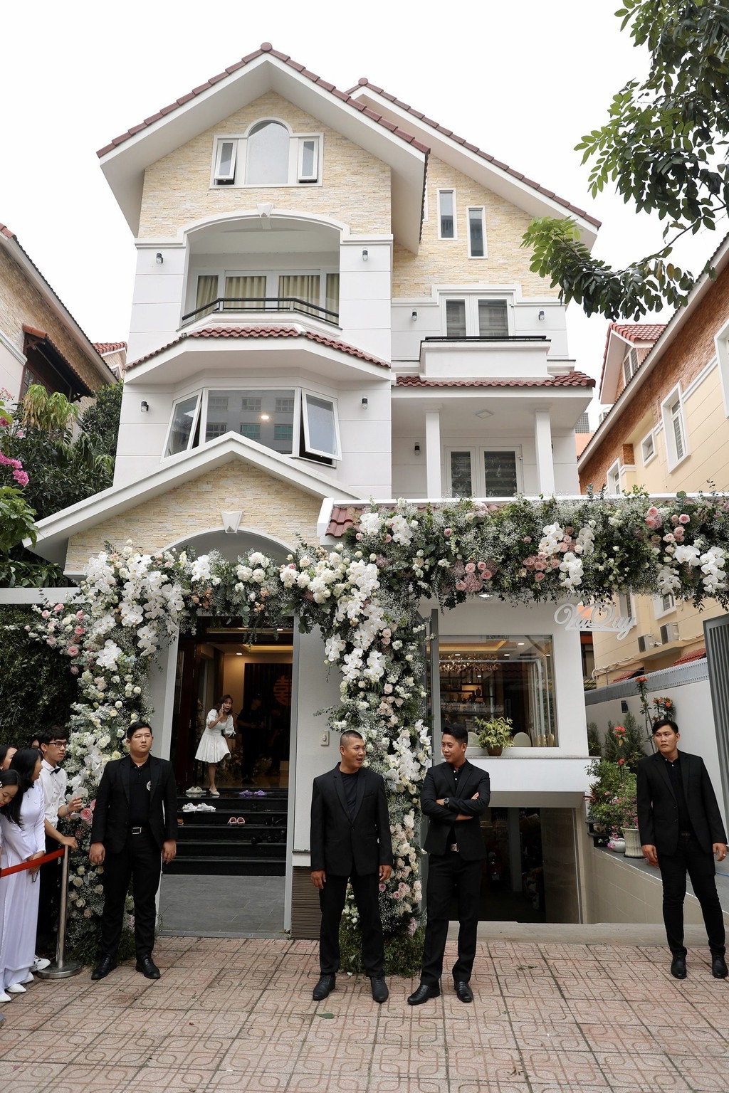 Khoảnh khắc ấn tượng trong đám hỏi Ông Cao Thắng và Đông Nhi ảnh 2