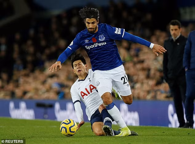 Tiền đạo Hàn Quốc trả đũa khiến sao Everton gãy gập chân ảnh 1