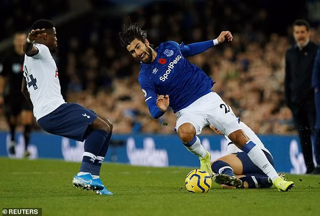 Tiền đạo Hàn Quốc trả đũa khiến sao Everton gãy gập chân ảnh 2
