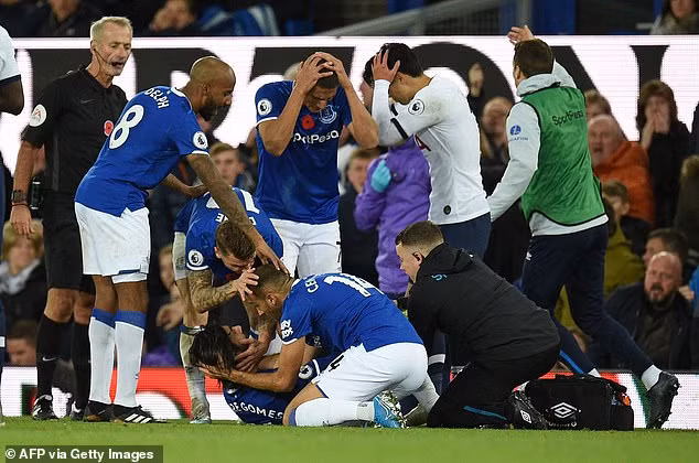 Tiền đạo Hàn Quốc trả đũa khiến sao Everton gãy gập chân ảnh 5
