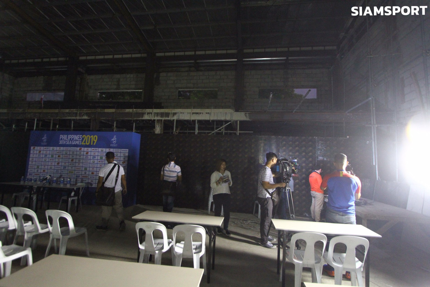 Sốc với phòng họp báo như... nhà kho ở SEA Games 30 ảnh 2